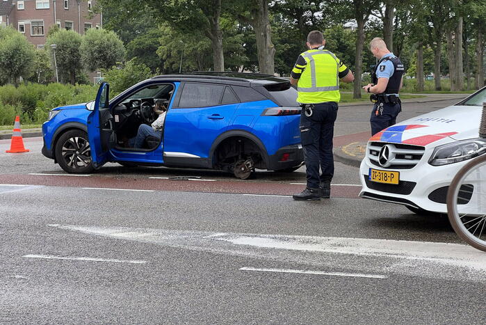 Auto verliest wiel na ongeval