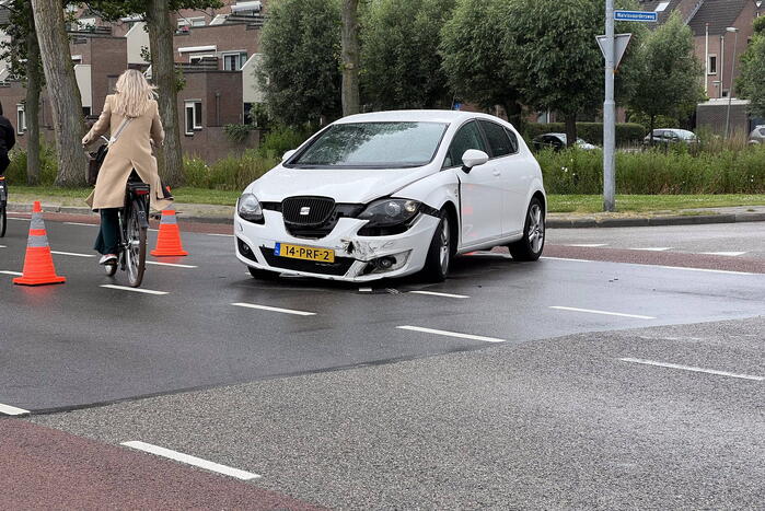 Auto verliest wiel na ongeval