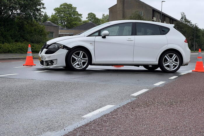 Auto verliest wiel na ongeval