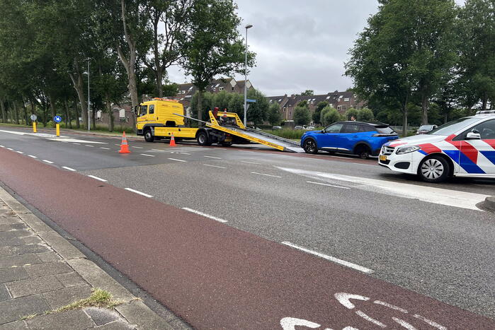 Auto verliest wiel na ongeval