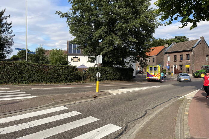 Auto schiet door tuin en ramt muur