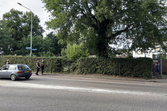 Auto schiet door tuin en ramt muur