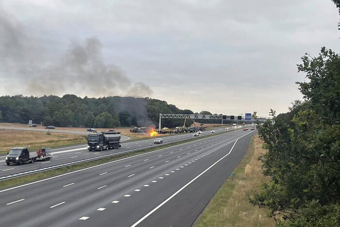 Boeren stichten brand langs doorgaande weg