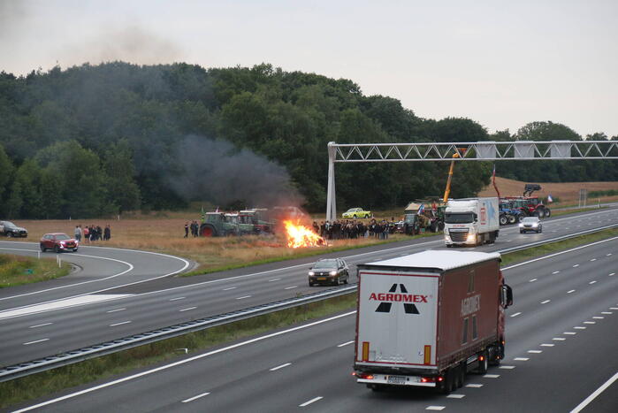 Boeren stichten brand langs doorgaande weg