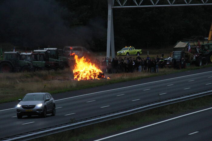 Boeren stichten brand langs doorgaande weg