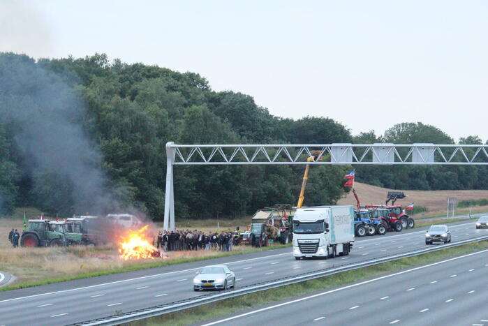 Boeren stichten brand langs doorgaande weg