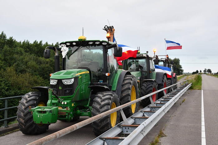 Boeren demonstreren op viaduct over snelweg