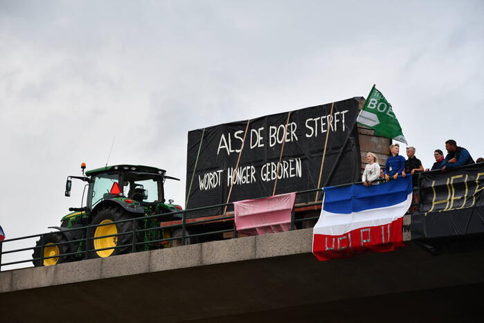 Boeren demonstreren op viaduct over snelweg
