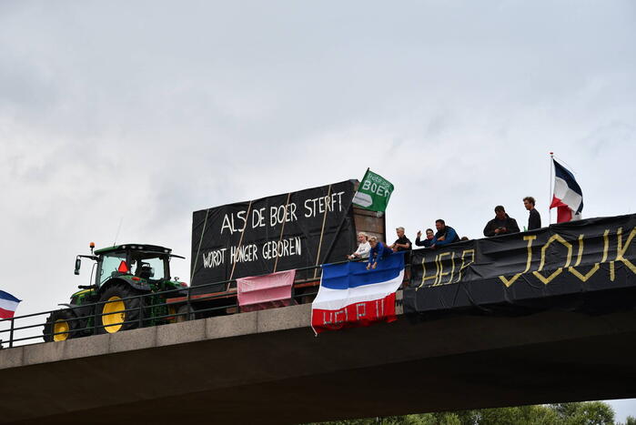 Boeren demonstreren op viaduct over snelweg