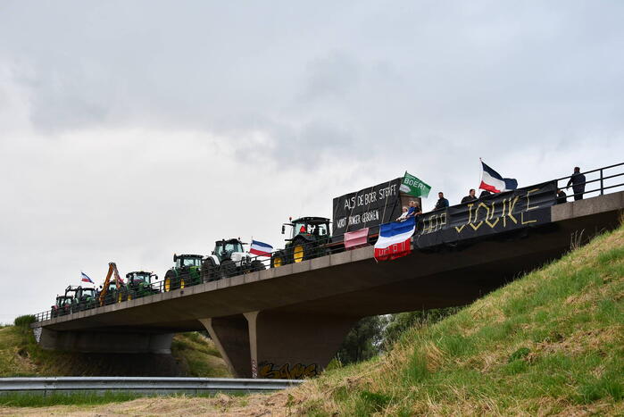 Boeren demonstreren op viaduct over snelweg