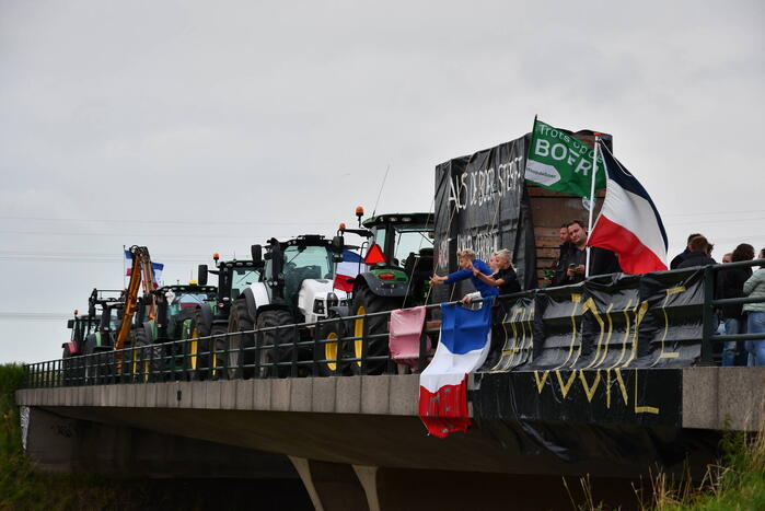 Boeren demonstreren op viaduct over snelweg