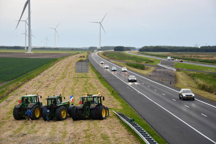 Boeren demonstreren op viaduct over snelweg