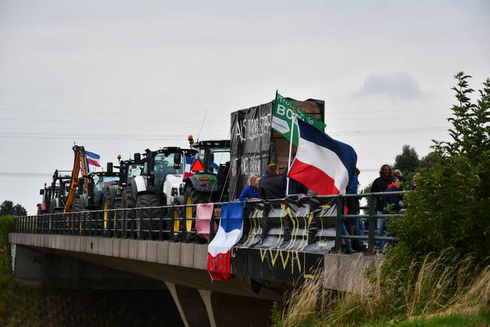 Boeren demonstreren op viaduct over snelweg