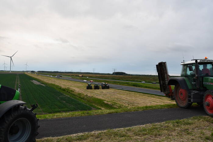 Boeren demonstreren op viaduct over snelweg