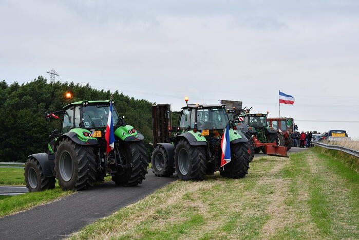Boeren demonstreren op viaduct over snelweg
