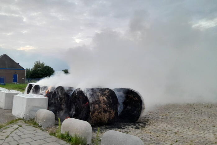 Meerdere hooibalen in brand