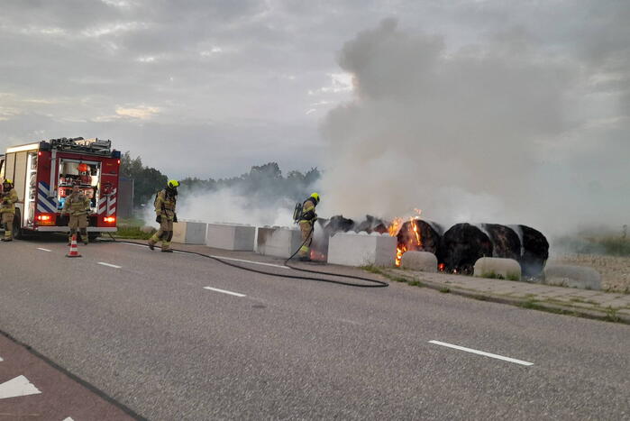 Meerdere hooibalen in brand