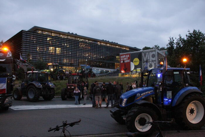Boeren blokkeren ingang Media Park