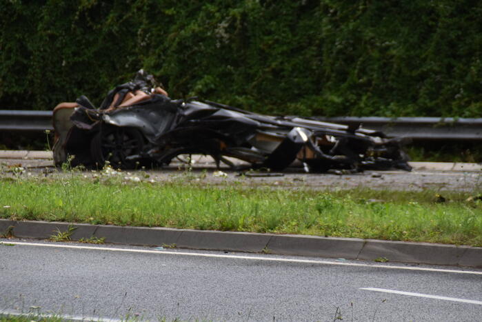 Automobilist overleden bij crash tegen boom