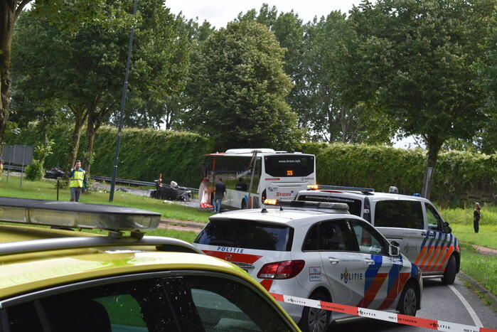 Automobilist overleden bij crash tegen boom