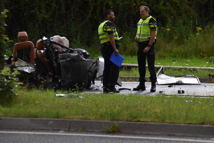 Automobilist overleden bij crash tegen boom