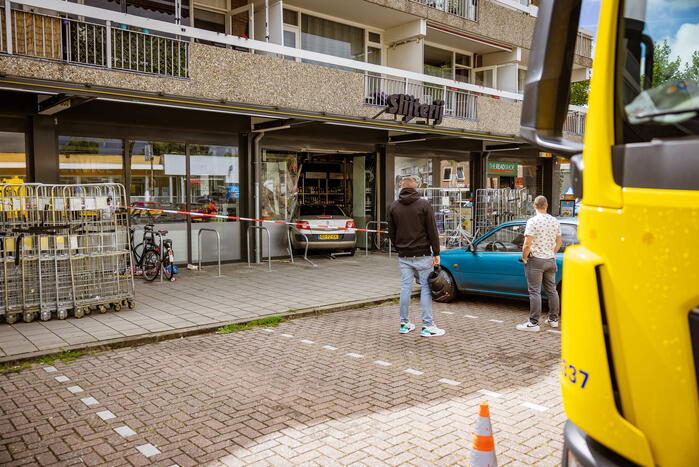 Automobilist rijdt dwars door fietsenstalling eindigt in Jumbo slijterij