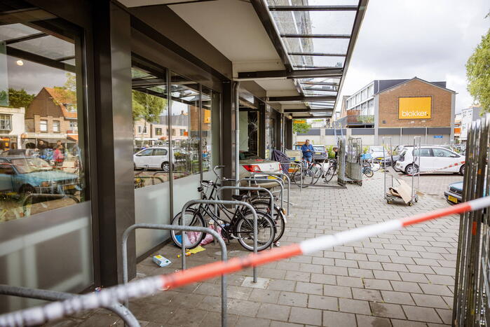 Automobilist rijdt dwars door fietsenstalling eindigt in Jumbo slijterij