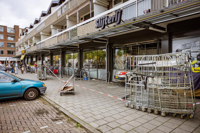 Automobilist rijdt dwars door fietsenstalling eindigt in Jumbo slijterij