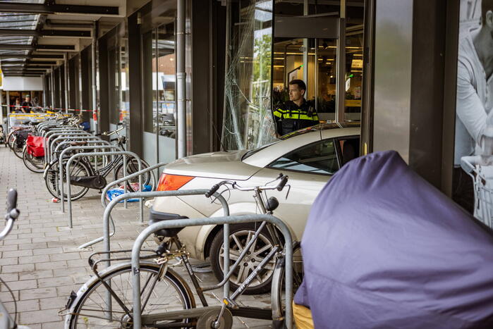Automobilist rijdt dwars door fietsenstalling eindigt in Jumbo slijterij