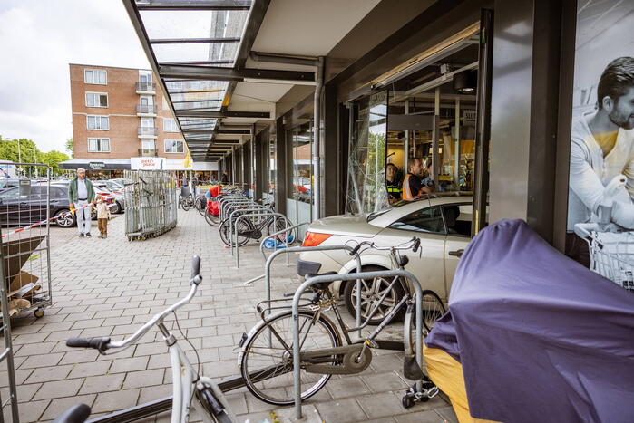 Automobilist rijdt dwars door fietsenstalling eindigt in Jumbo slijterij