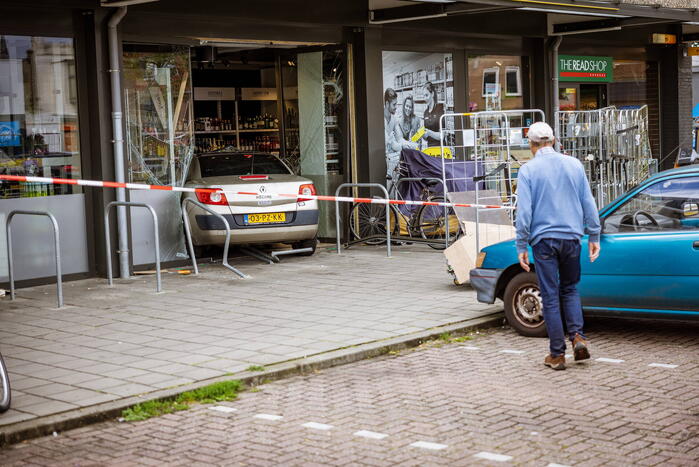 Automobilist rijdt dwars door fietsenstalling eindigt in Jumbo slijterij