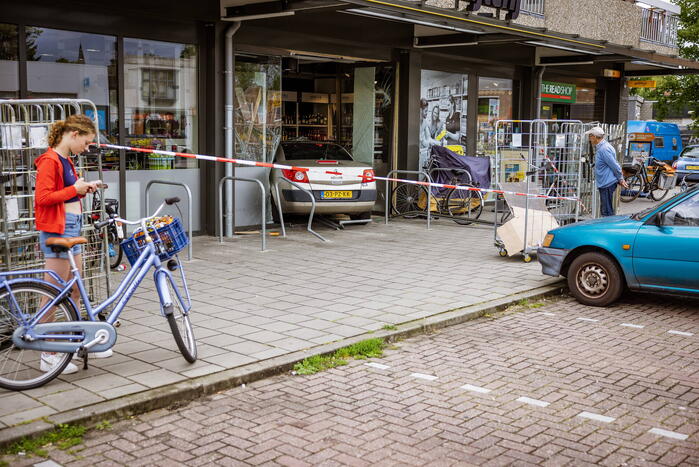 Automobilist rijdt dwars door fietsenstalling eindigt in Jumbo slijterij