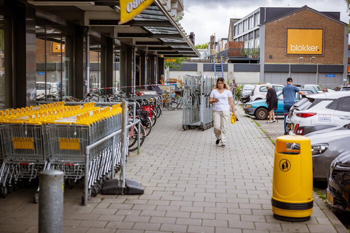 Automobilist rijdt dwars door fietsenstalling eindigt in Jumbo slijterij