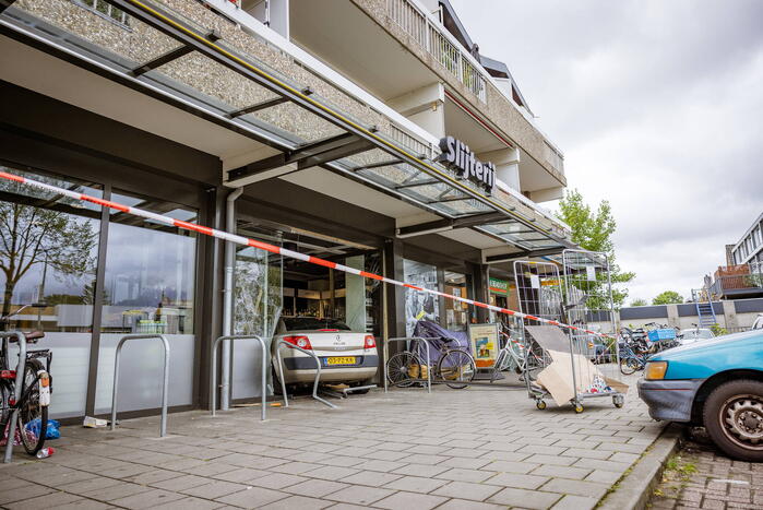 Automobilist rijdt dwars door fietsenstalling eindigt in Jumbo slijterij