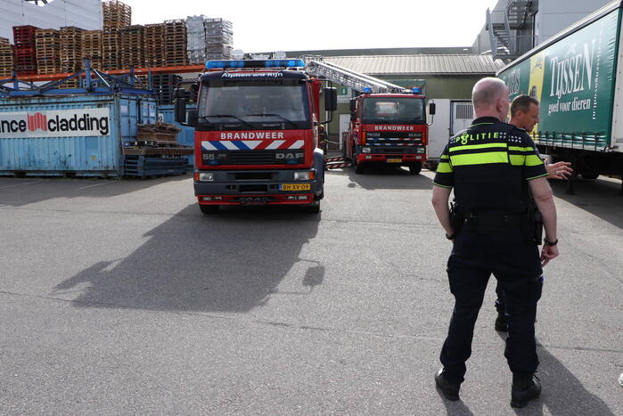 Rookontwikkeling bij brand in groothandel voor diervoeding