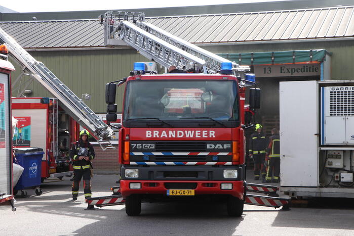 Rookontwikkeling bij brand in groothandel voor diervoeding