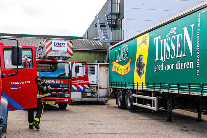 Rookontwikkeling bij brand in groothandel voor diervoeding