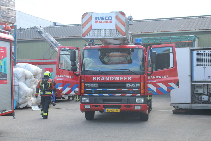 Rookontwikkeling bij brand in groothandel voor diervoeding