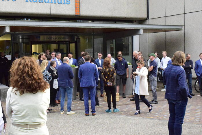 Boerenprotest met eieren tijdens raadsvergadering
