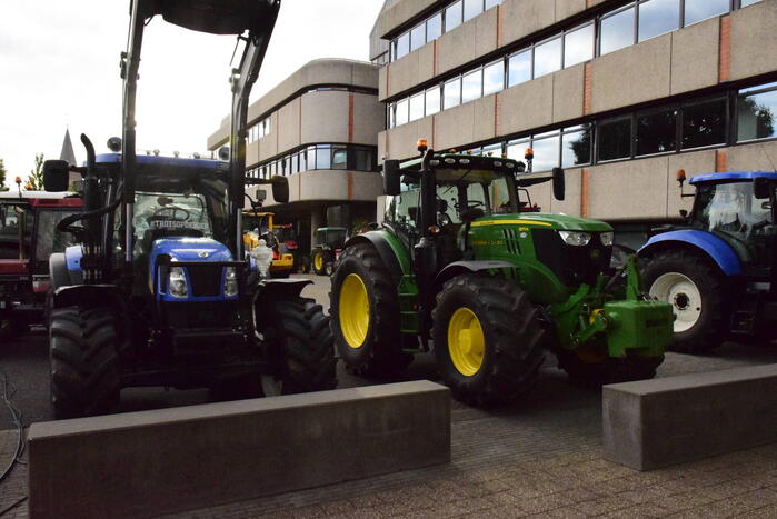 Boerenprotest met eieren tijdens raadsvergadering