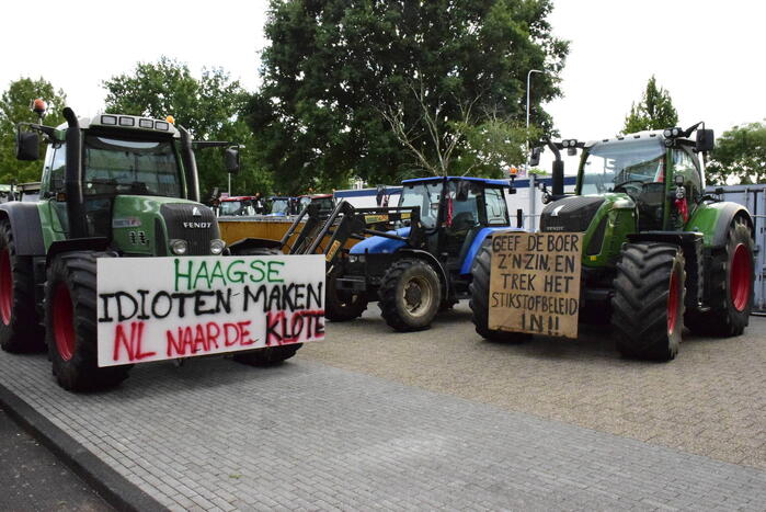 Boerenprotest met eieren tijdens raadsvergadering