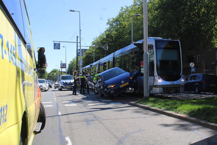 Auto eindigt op verkeerslicht na botsing met tram