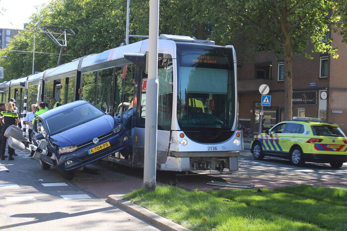 Auto eindigt op verkeerslicht na botsing met tram