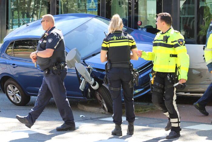 Auto eindigt op verkeerslicht na botsing met tram