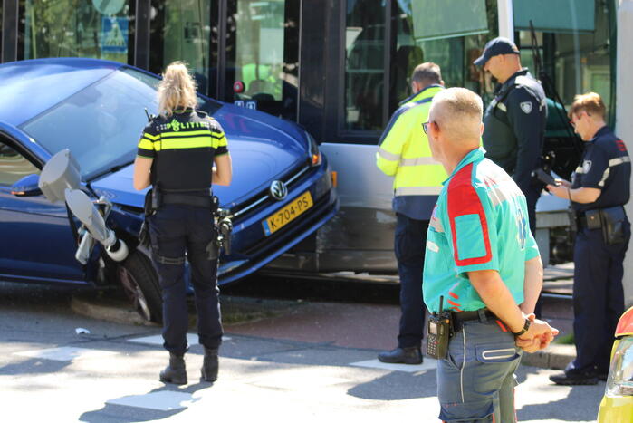 Auto eindigt op verkeerslicht na botsing met tram