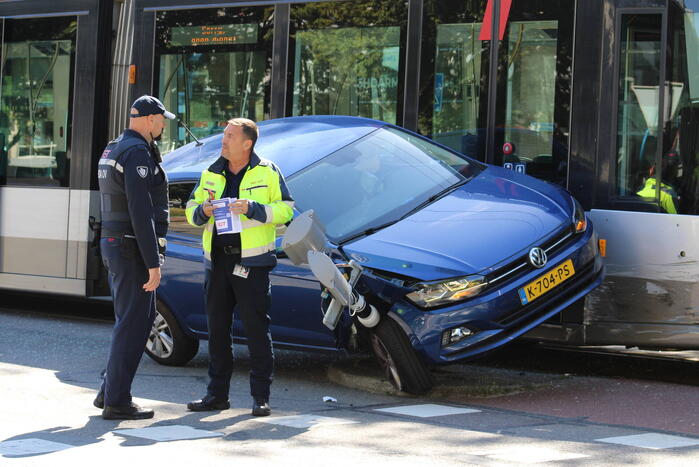 Auto eindigt op verkeerslicht na botsing met tram