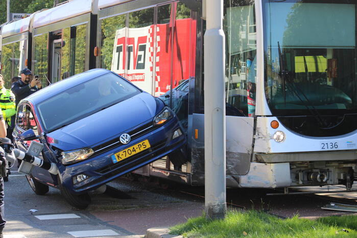 Auto eindigt op verkeerslicht na botsing met tram