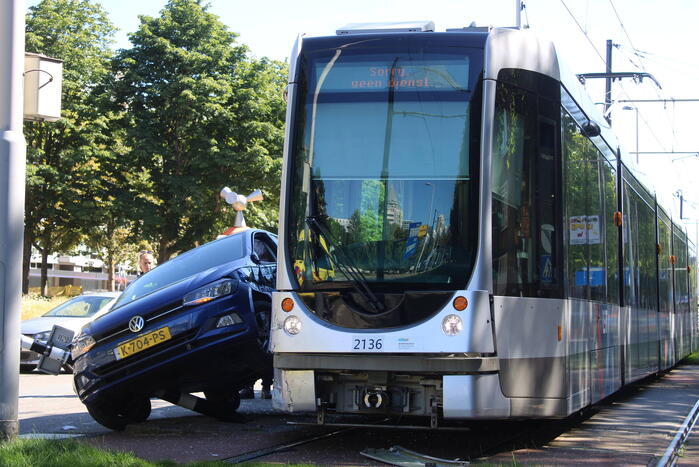 Auto eindigt op verkeerslicht na botsing met tram