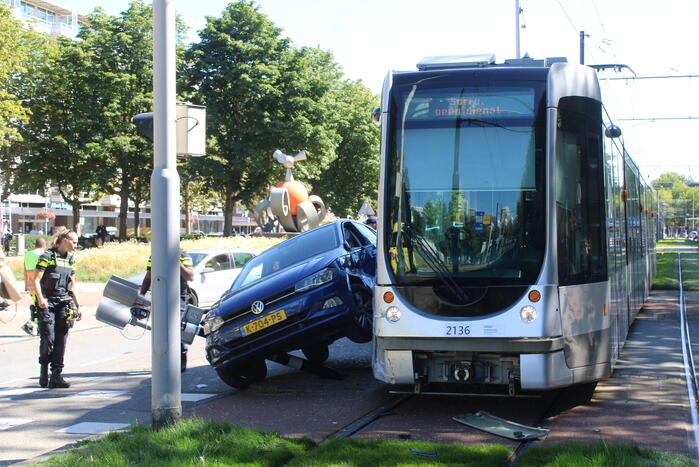 Auto eindigt op verkeerslicht na botsing met tram