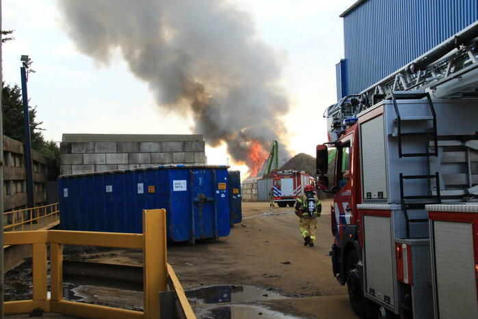 Enorme brand in berg schroot bij HKS Metals recycling